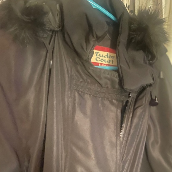 Tudor Court (Size Lg) Black Jacket, detachable faux fur hood & toggle buttons - Picture 9 of 11